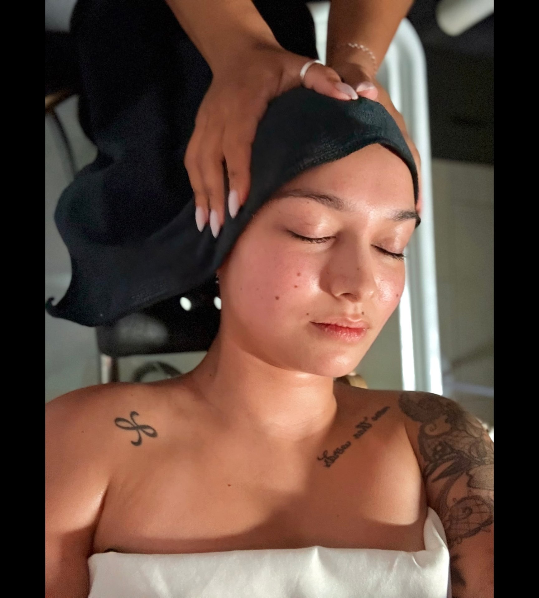 Jumeaux guest resting during an authentic scalp care treatment